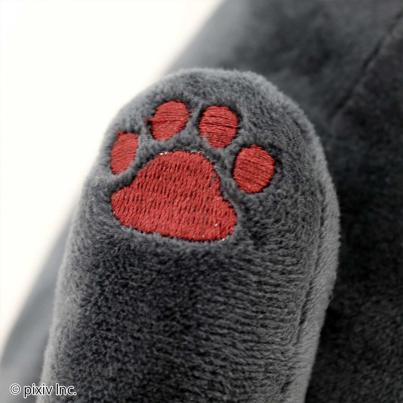 Real Stock|ニャーと！展&times;猫部　おしおしお もっちり黒猫ぬいぐるみ|後ろ脚にもかわいらしい肉球が刺しゅうされています。