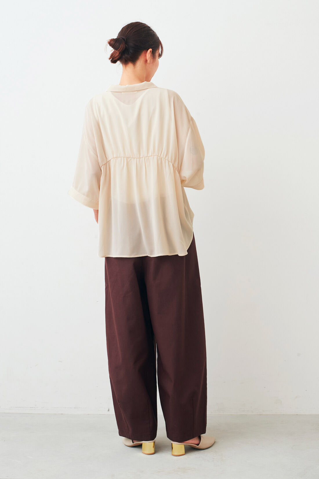 IEDIT|接触冷感 ギャザー ハーフスリーブ シャツ 〈アイボリー〉のコーディネート