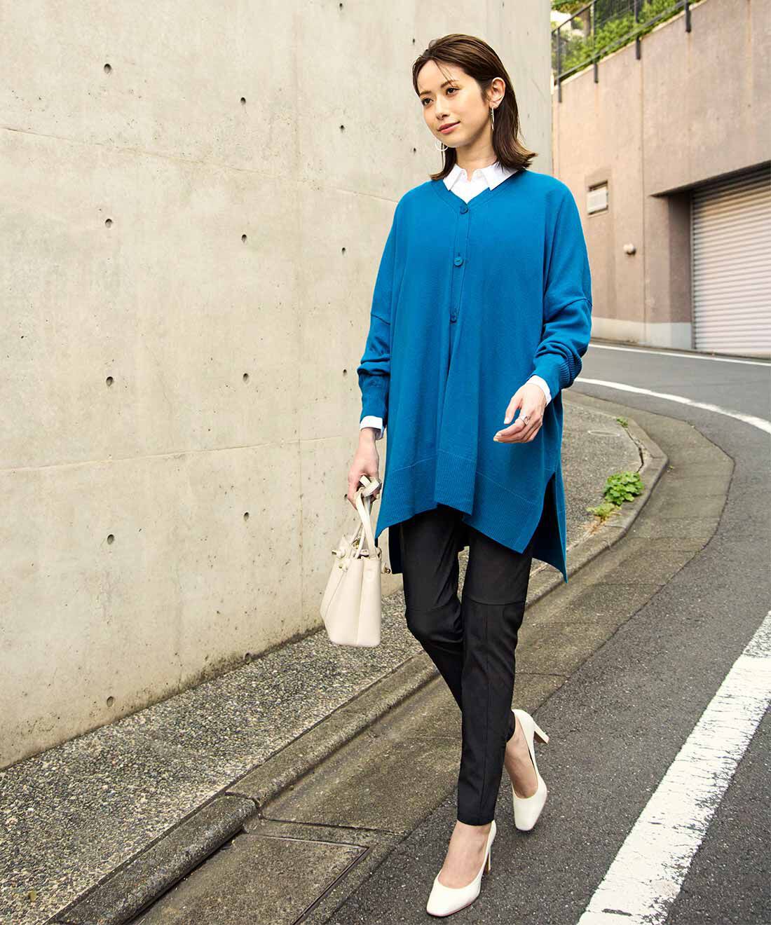 IEDIT|シェル風ボタンの華奢見えヒラっとカーディガン〈ブルーグリーン〉と細見えがかなう スタイルアップ スキニーパンツのコーディネート