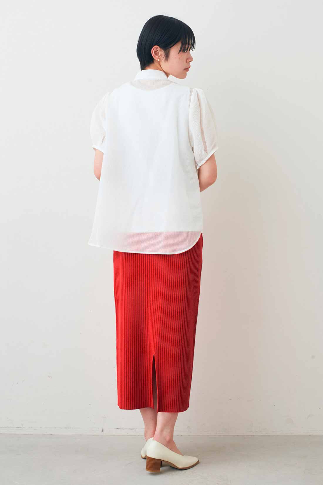 IEDIT|吸汗速乾 接触冷感 UVカット ジャケット〈ライトベージュ〉と接触冷感 上品 ロゴTシャツ の会と小森美穂子さん コラボ 接触冷感 シャリ感 リブ ニット スカート 〈ブルー〉のコーディネート