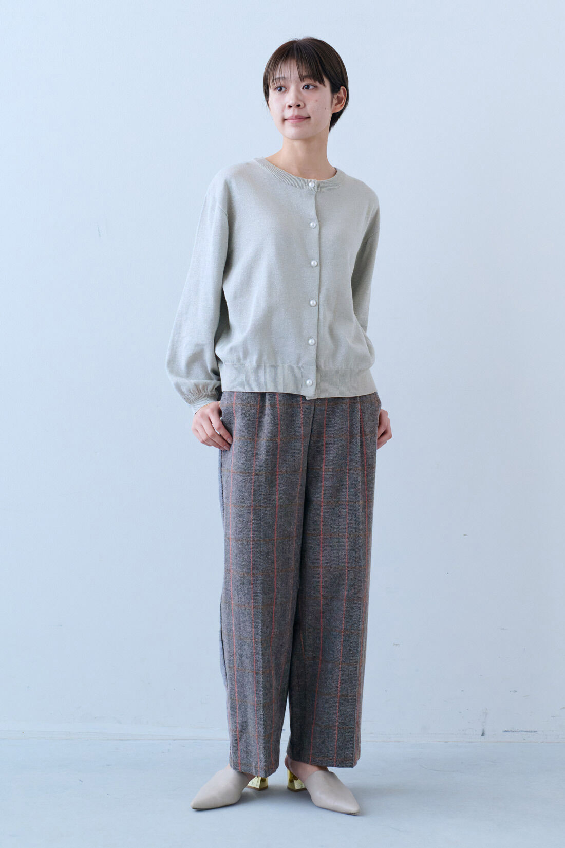 IEDIT|上品 ラメ きらめく パール調ボタン カーディガン 〈グレー〉のコーディネート