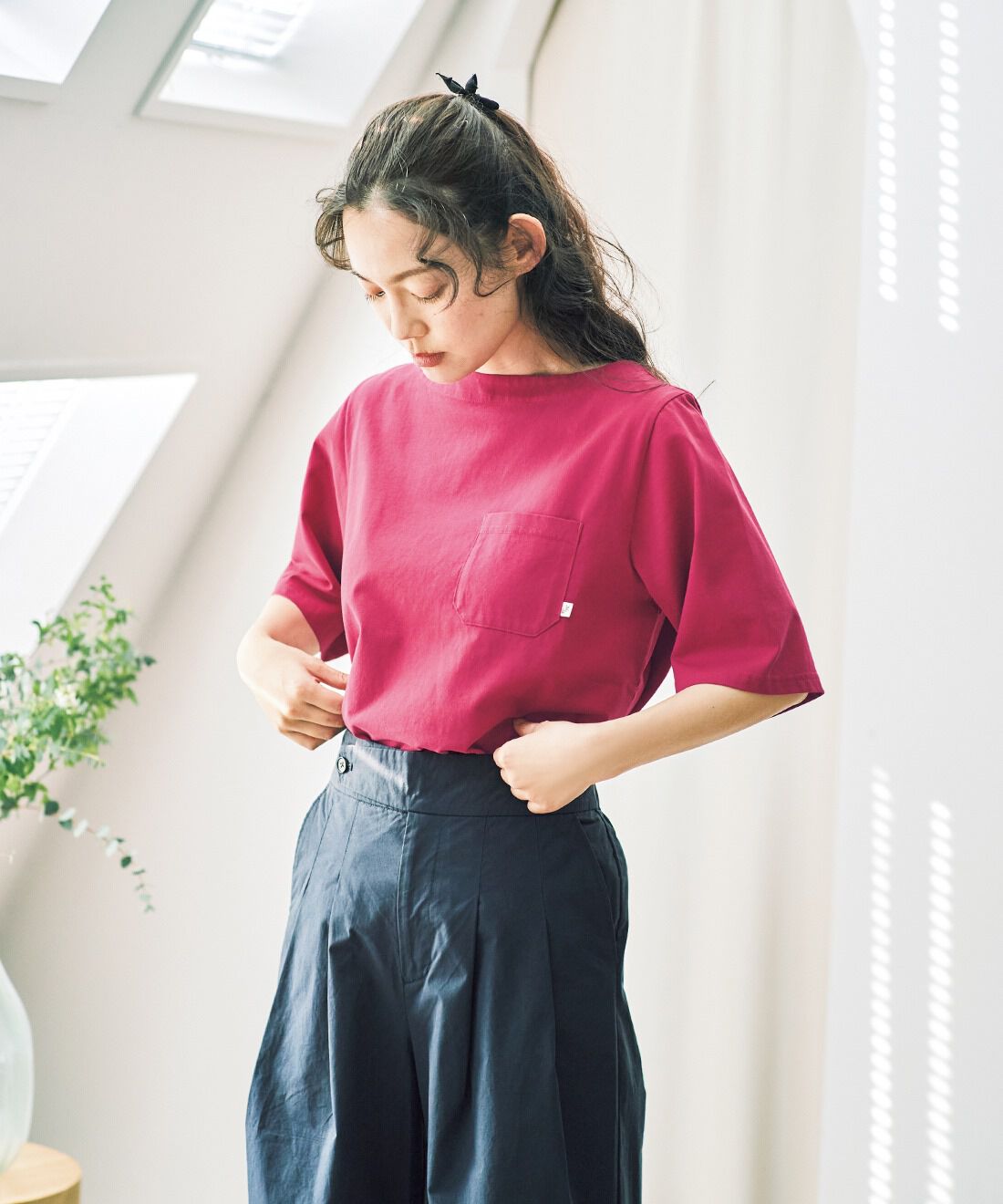and myera|綿100% シルケット加工 Tシャツ ピンクとタイプライター生地 ツータック パンツ ネイビーのコーディネート