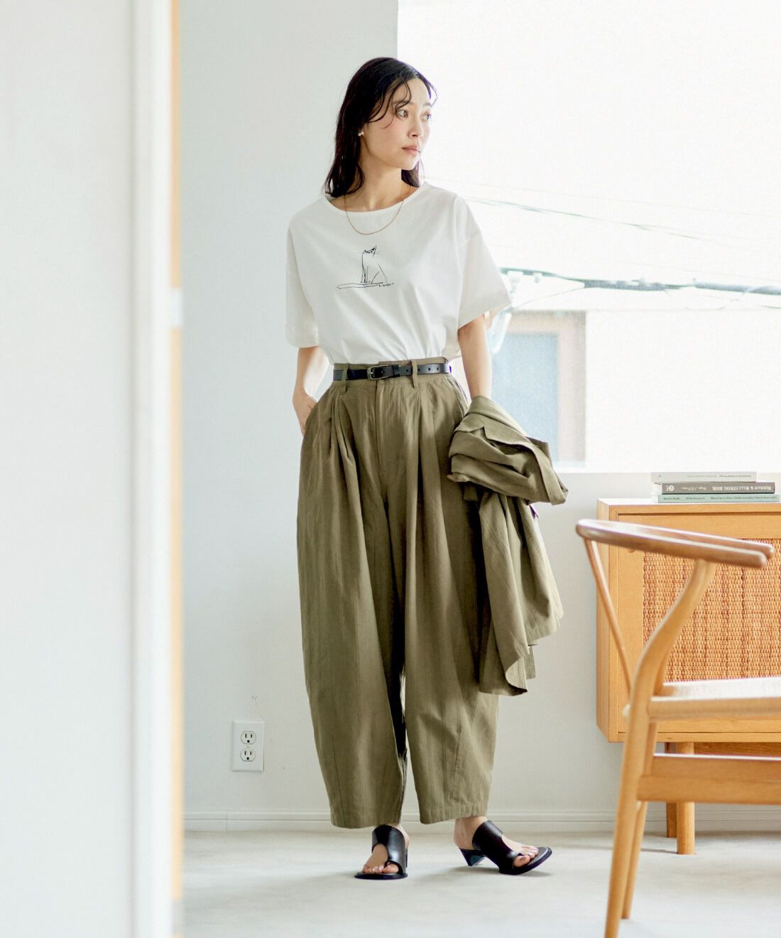 and myera|よき日のパンツ〈カーキ〉と窓辺の猫Tシャツのコーディネート