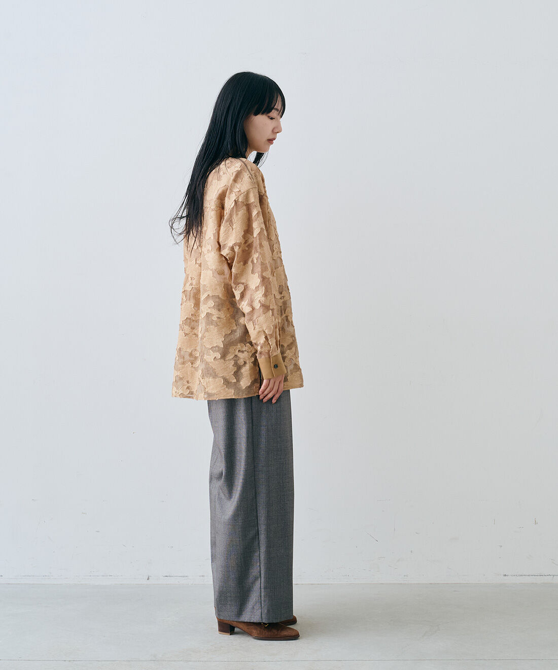 MEDE19F|シャークスキンのリラックスワイドスラックス〈シルバーチャコールグレー〉のコーディネート