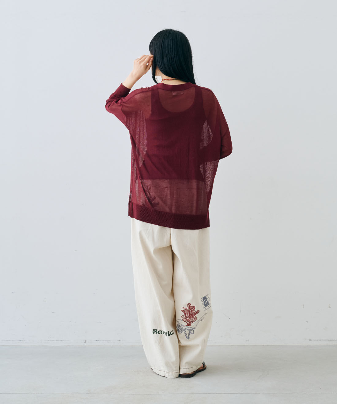 MEDE19F|アート刺繍をほどこした ワイドパンツ〈生成り〉とEDER SHOES 1542 NERO / 13とシアーニットカーディガン〈ＷＮ〉ＭＤ１９のコーディネート
