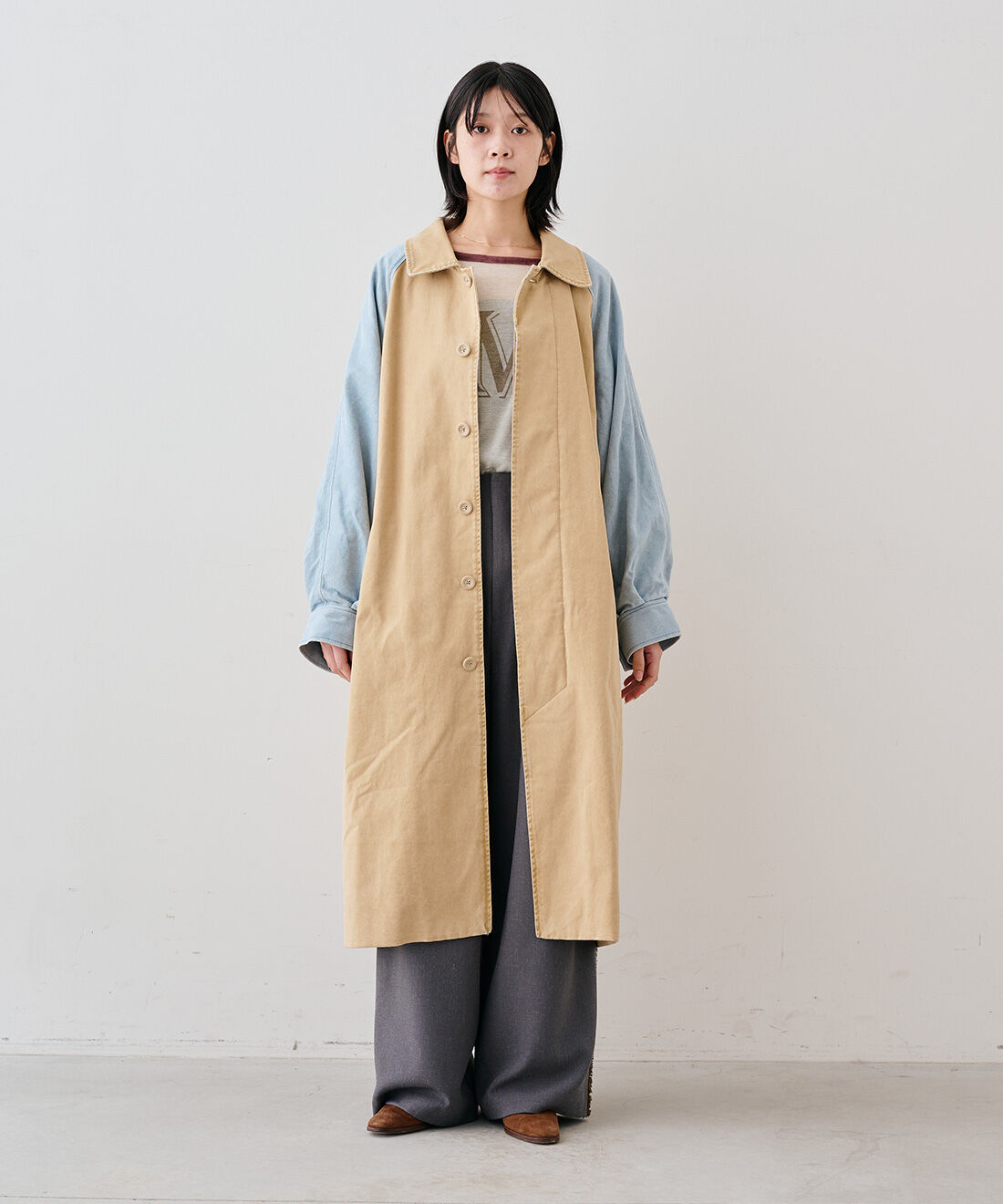MEDE19F|デニムスリーブ バルマカーンコート〈ベージュ〉とフリンジ遣いのカットオフパンツ〈チャコールグレー〉とプリントリンガーTシャツのコーディネート