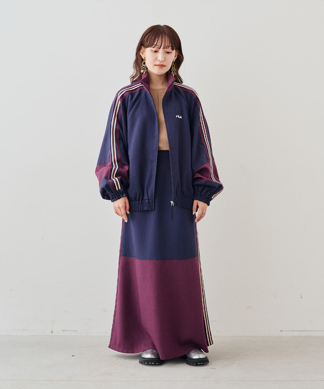 MEDE19F|FILA for MEDE19F　大人も着られるストライプラインのスカート〈ネイビー&times;バーガンディ〉|モデル身長：156cm　着用サイズ：M
