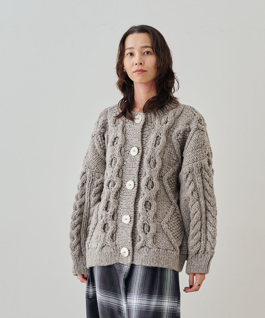 MEDE19F|MEDE19F   ペルーで手編みされたケーブルニットカーディガン〈グレージュ〉