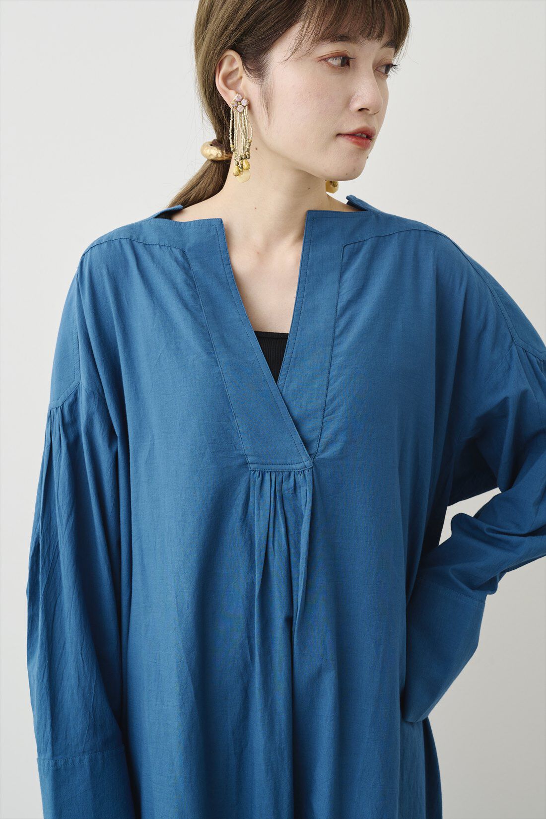 MEDE19F|【WEB限定】〈MADE IN INDIA COLLECTION〉MEDE19F　カットワーク刺しゅうをほどこしたインドコットンワンピース〈ティールブルー〉