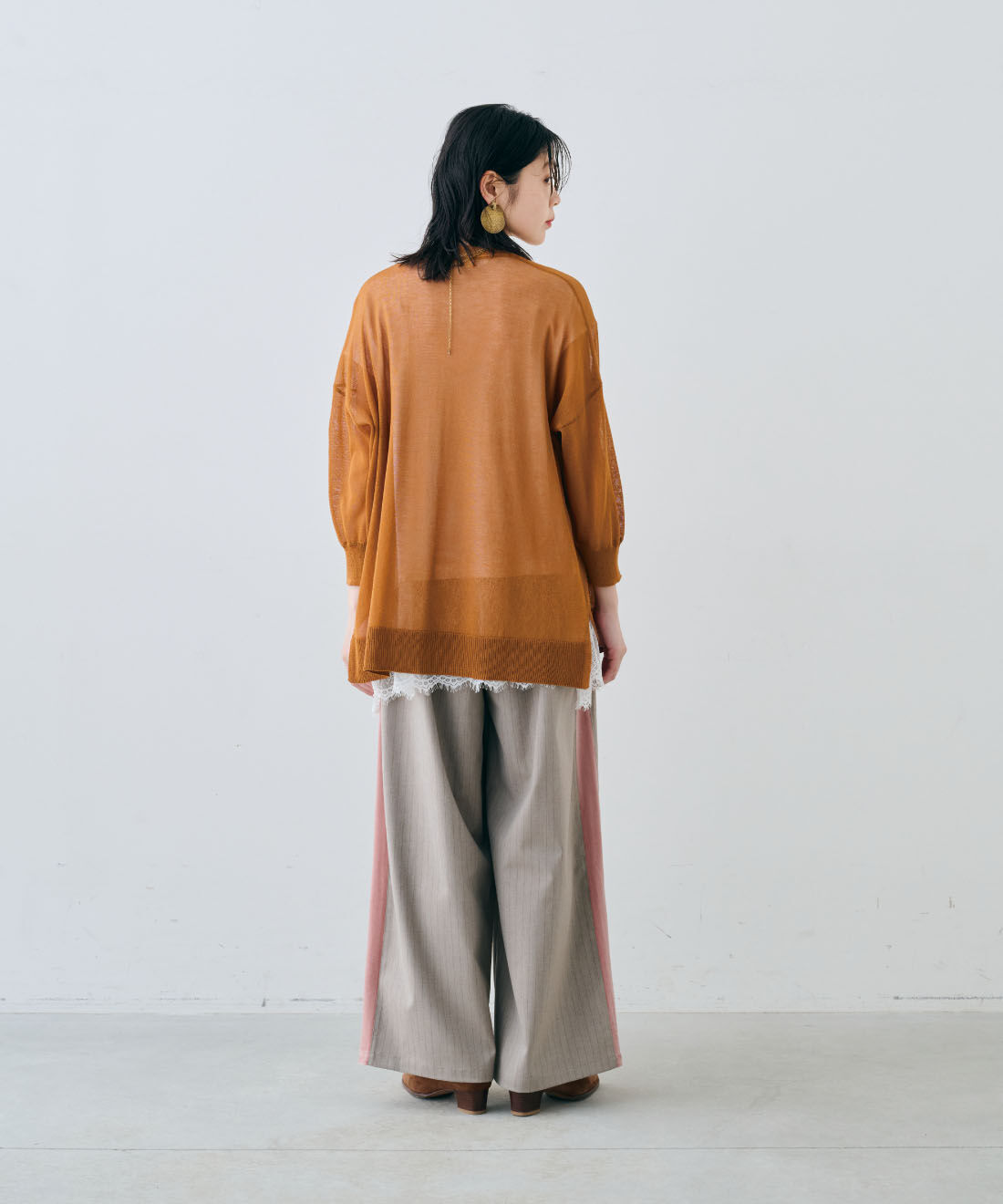 MEDE19F|ヘムレース フレンチスリーブトップスとヴィンテージパーツイニシャルネックレスとヴィンテージパーツイニシャルネックレスとヴィンテージトライアングルイヤリングとシアーニットカーディガン〈ＯＲ〉ＭＤ１９のコーディネート