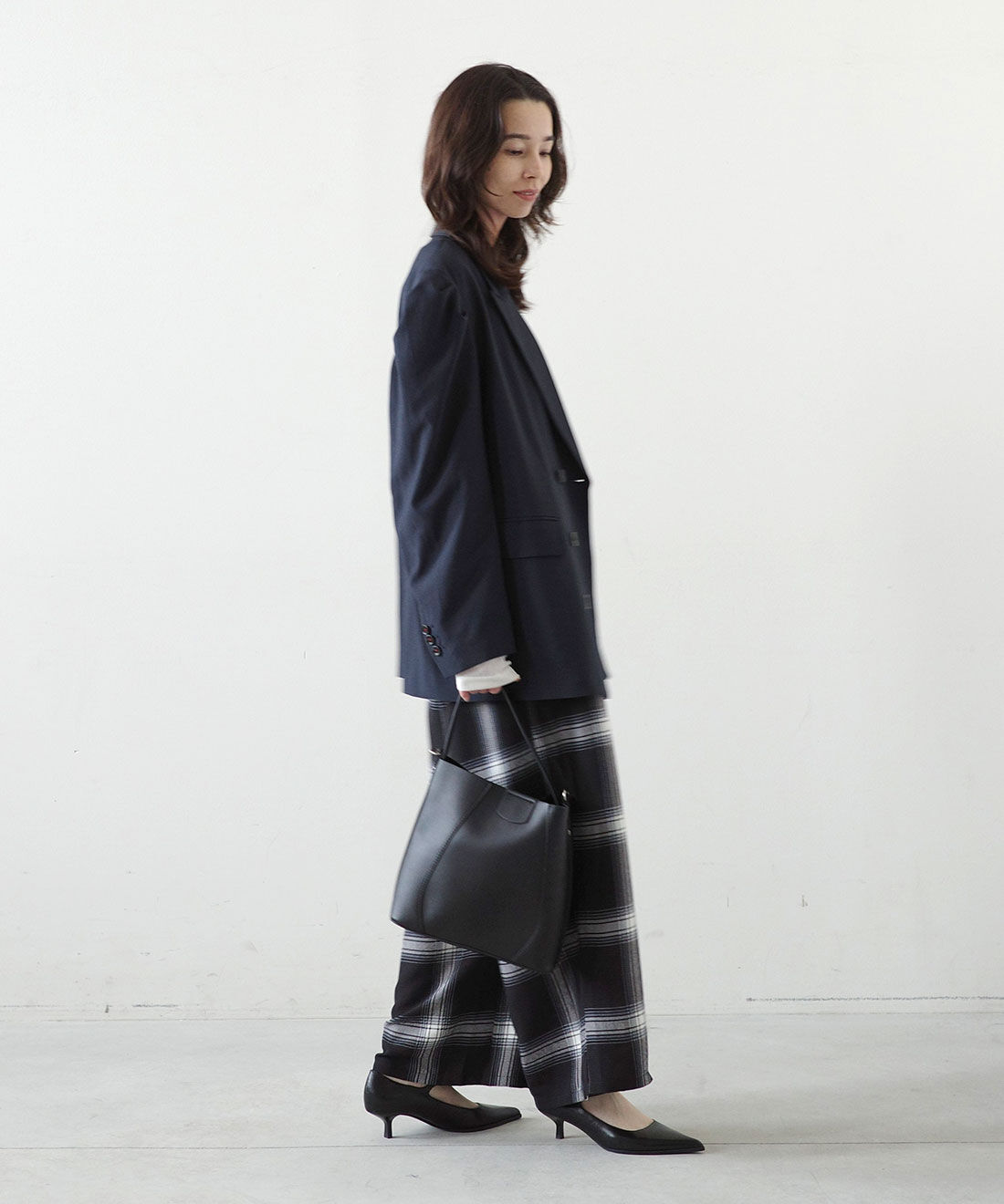 MEDE19F|クラッシュべロア調 トップスの会とネイビーブレザーとラップデザイン プリントチェックパンツ〈ブラック〉のコーディネート|モデル身長： 168cm　Mサイズ着用