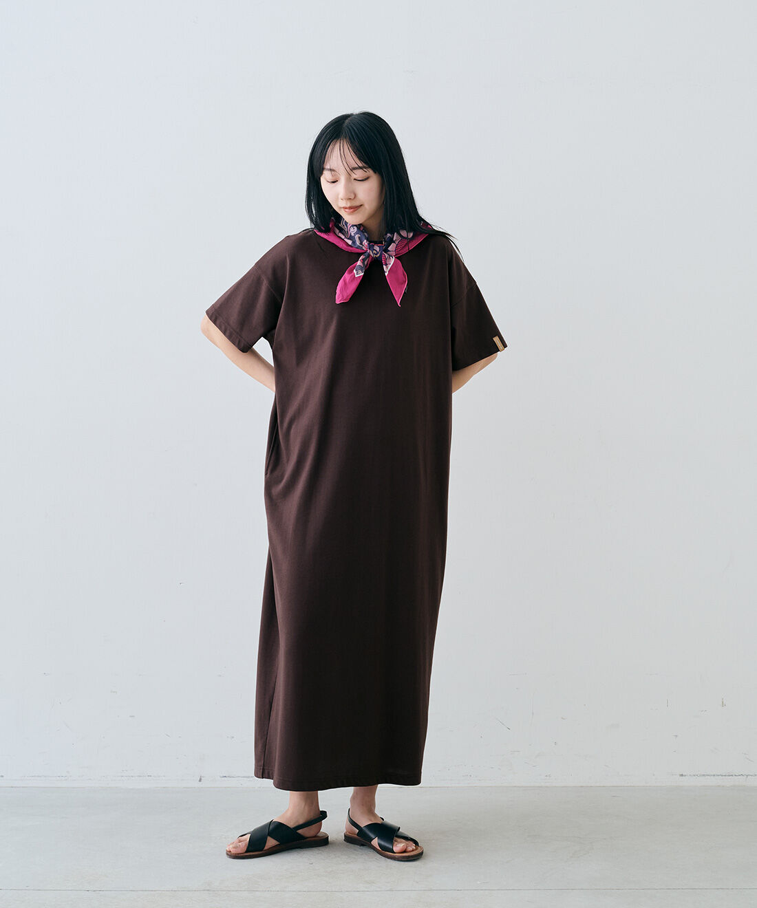 MEDE19F|汗じみ軽減加工のカットソーワンピースと汗じみ軽減加工のカットソーワンピースとEDER SHOES 1538 NERO / NEROとヴィンテージフープイヤリングのコーディネート