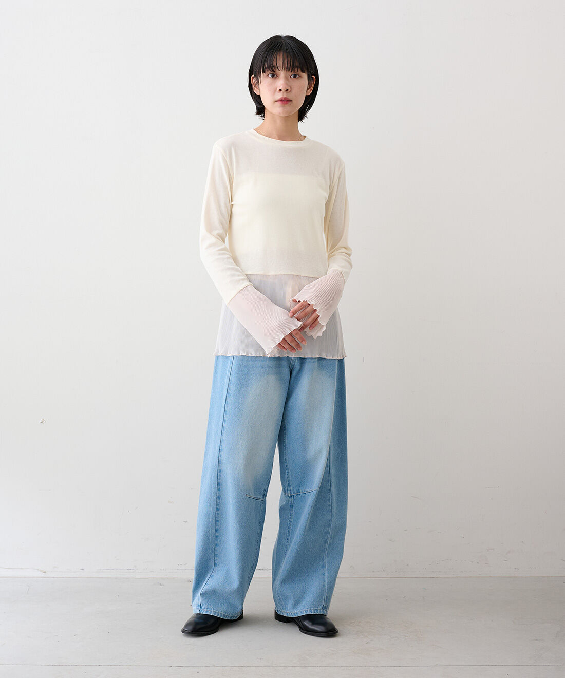 MEDE19F|レスウォーター カーブデニムパンツ〈フェードブルー〉とプリーツドッキングトップスの会のコーディネート