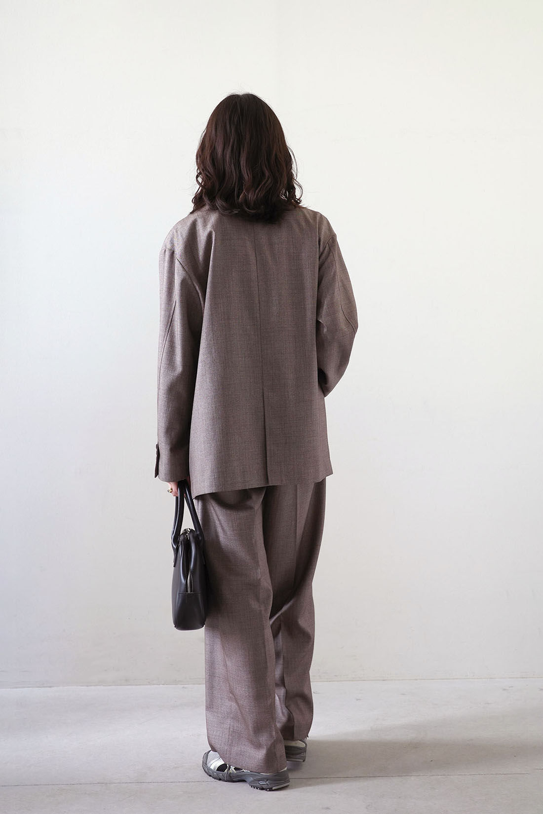 MEDE19F|MEDE19F シャークスキン ダブルジャケット〈グレーベージュ〉とMEDE19F シャークスキン ワイドスラックス〈グレーベージュ〉とMEDE19F アシメトリーヘム シアーベロアトップスの会のコーディネート|モデル身長：168cm Mサイズ着用