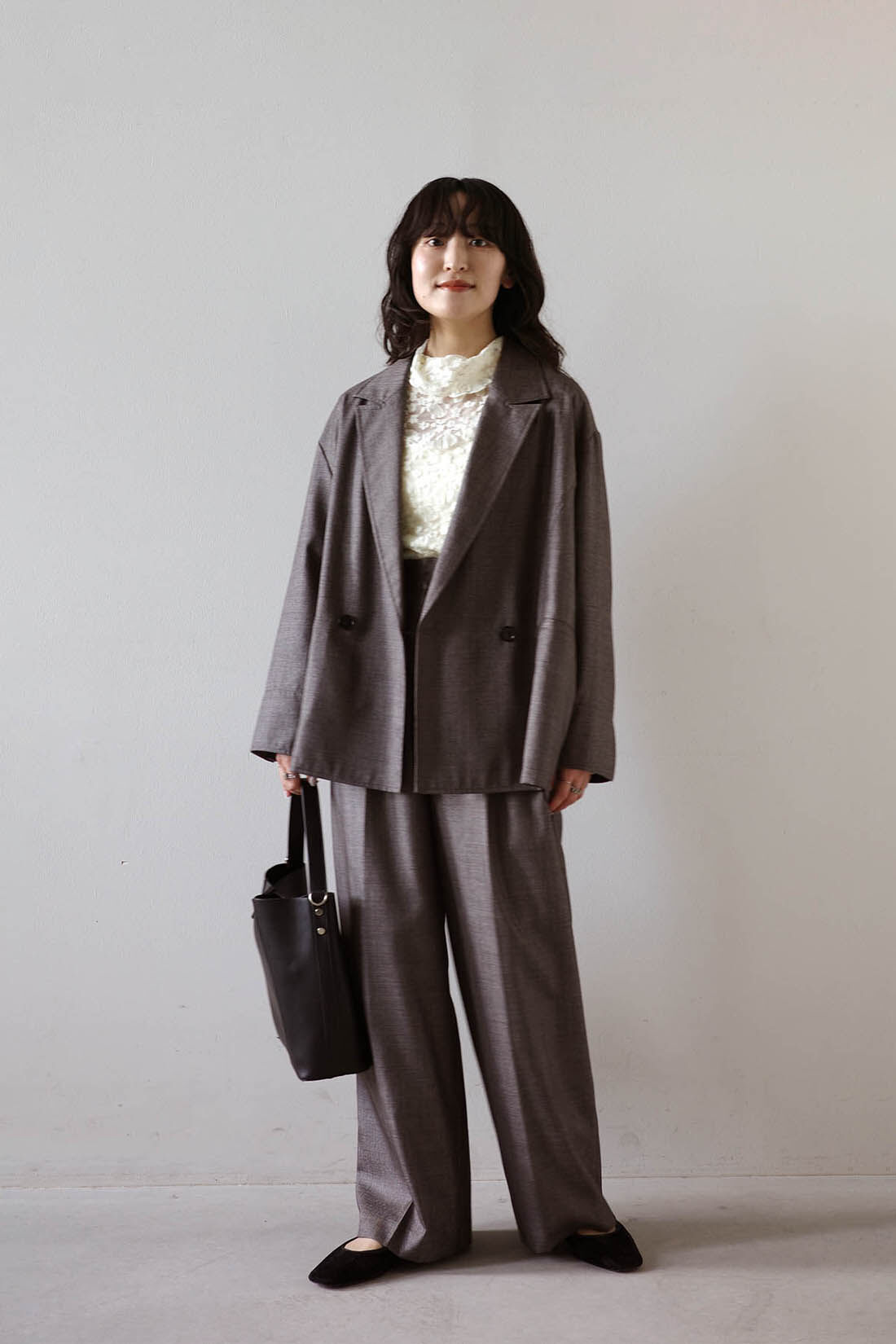 MEDE19F|シャークスキンのリラックスダブルジャケット〈シルバーチャコールグレー〉とシャークスキンのリラックスワイドスラックス〈シルバーチャコールグレー〉のコーディネート|モデル身長：156cm Mサイズ着用