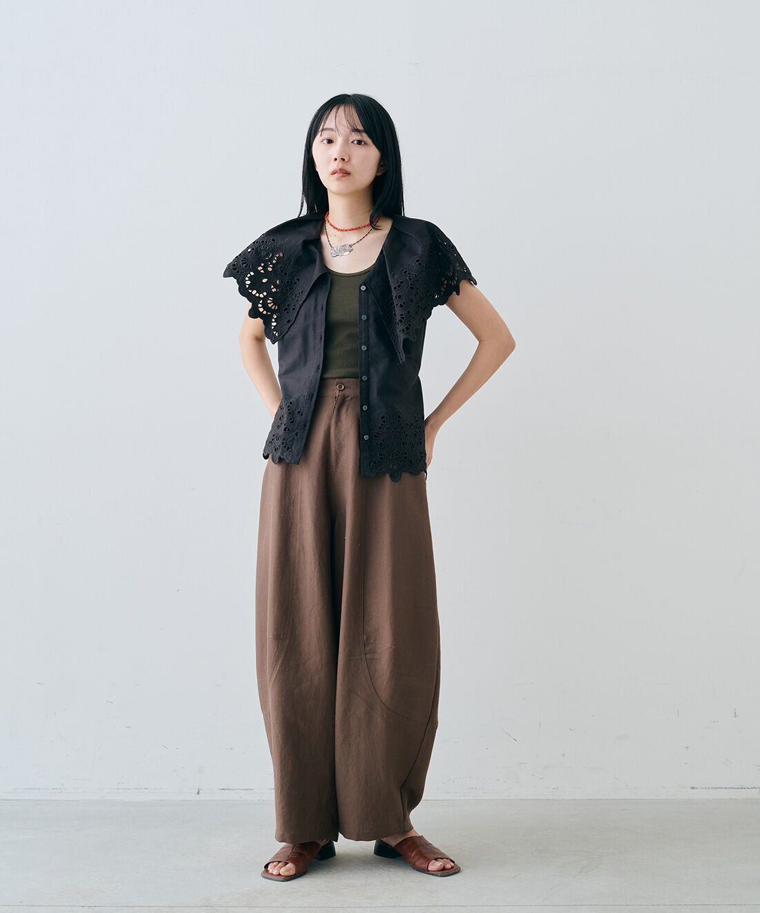MEDE19F|ビッグカラーのカットワーク刺繍ブラウス〈ブラック〉とリネン混バレルパンツ〈コーヒーブラウン〉のコーディネート