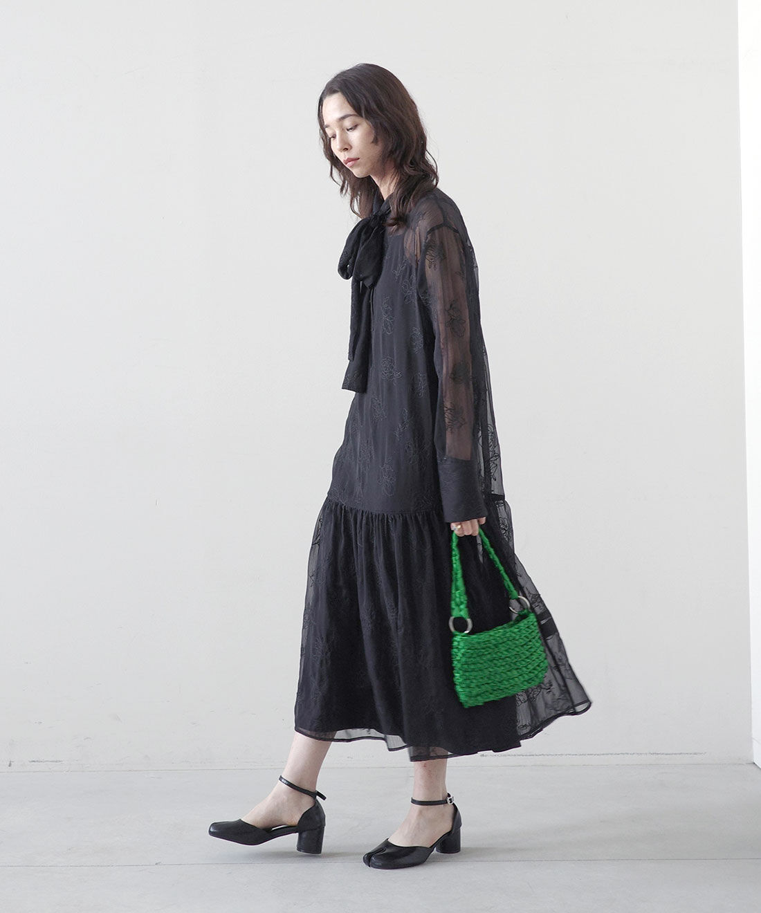 MEDE19F|花刺繍 ボウタイシアードレス〈ブラック〉のコーディネート|モデル身長： 168cm　Mサイズ着用