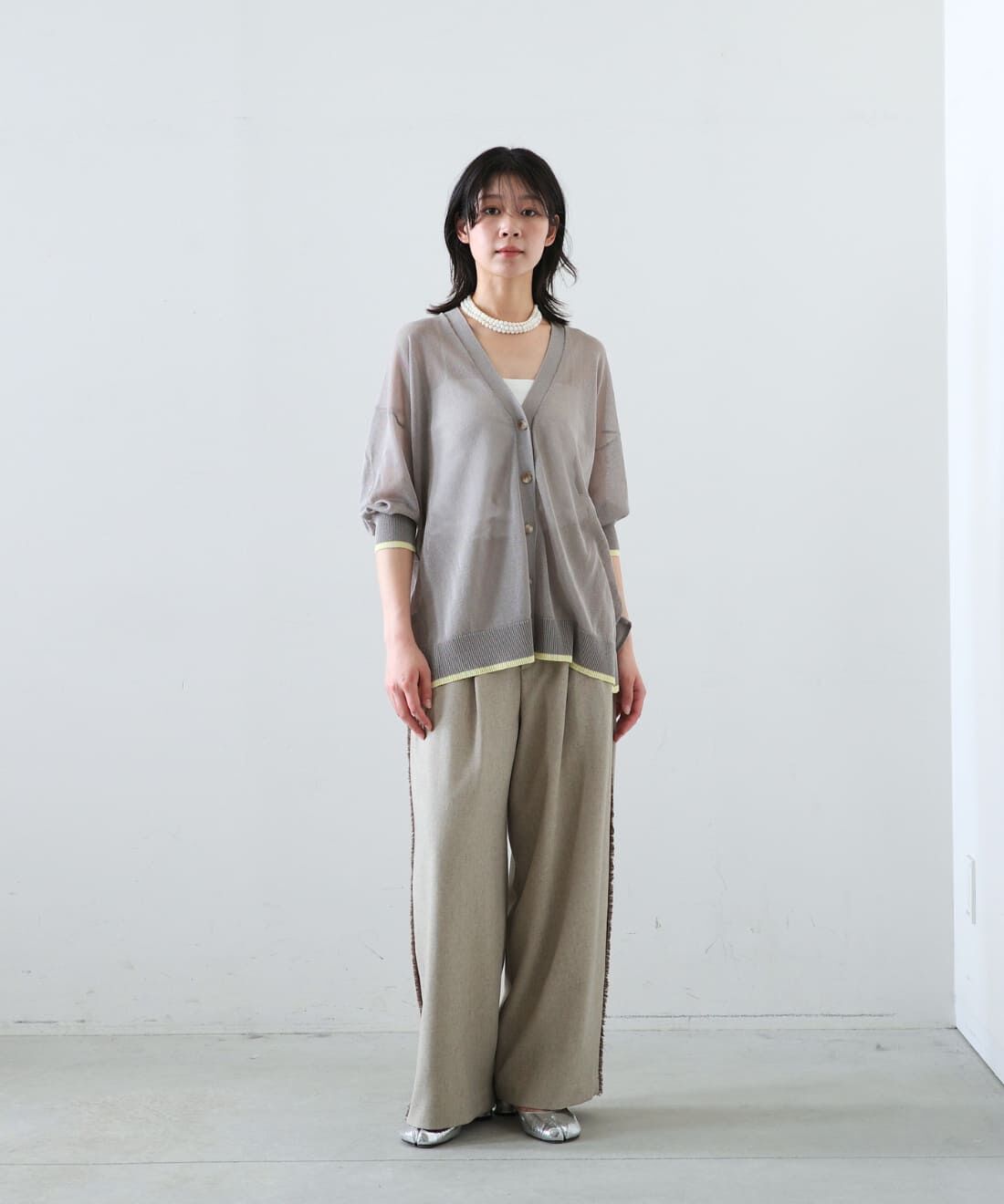 MEDE19F|フリンジ遣いのカットオフパンツ〈グレージュ〉と配色ラインのシアーニット カーディガンのコーディネート