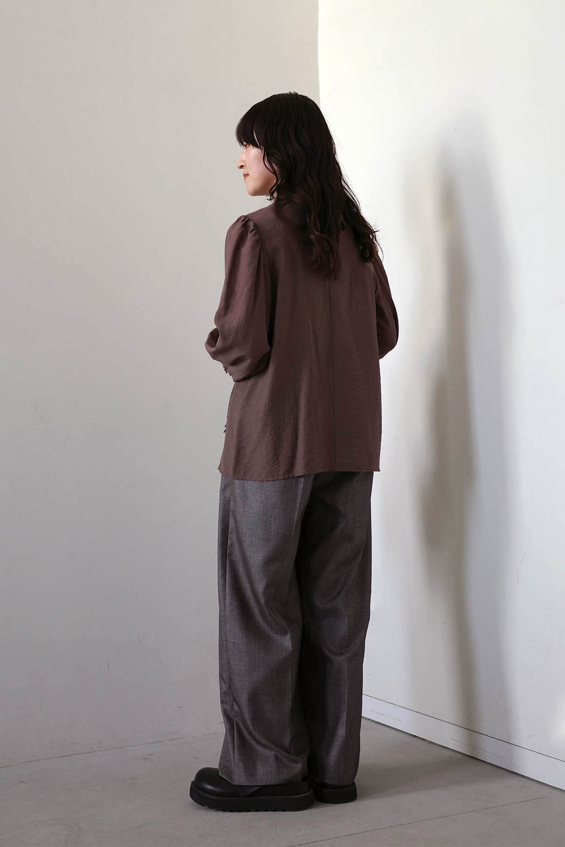 MEDE19F|エンブロイダリー ブラウス〈モカブラウン〉とシャークスキンのリラックスワイドスラックス〈シルバーチャコールグレー〉のコーディネート|モデル身長：156cm Mサイズ着用