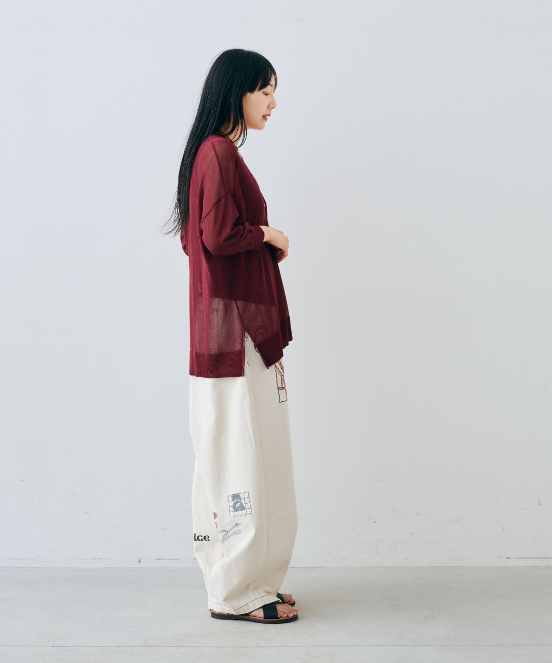 MEDE19F|アート刺繍をほどこした ワイドパンツ〈生成り〉とEDER SHOES 1542 NERO / 13とシアーニットカーディガン〈ＷＮ〉ＭＤ１９のコーディネート