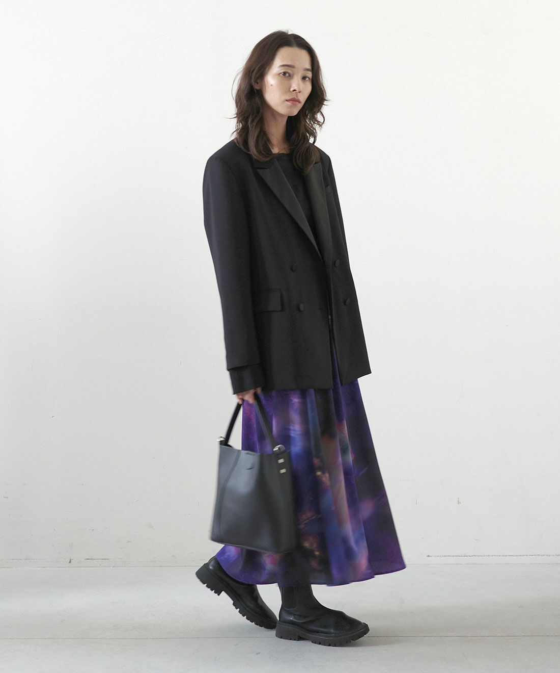 MEDE19F|サテンラペルジャケット〈ブラック〉と花プリントとレースのスカートセット〈ブラック＆パープル〉のコーディネート|モデル身長： 168cm　Mサイズ着用
