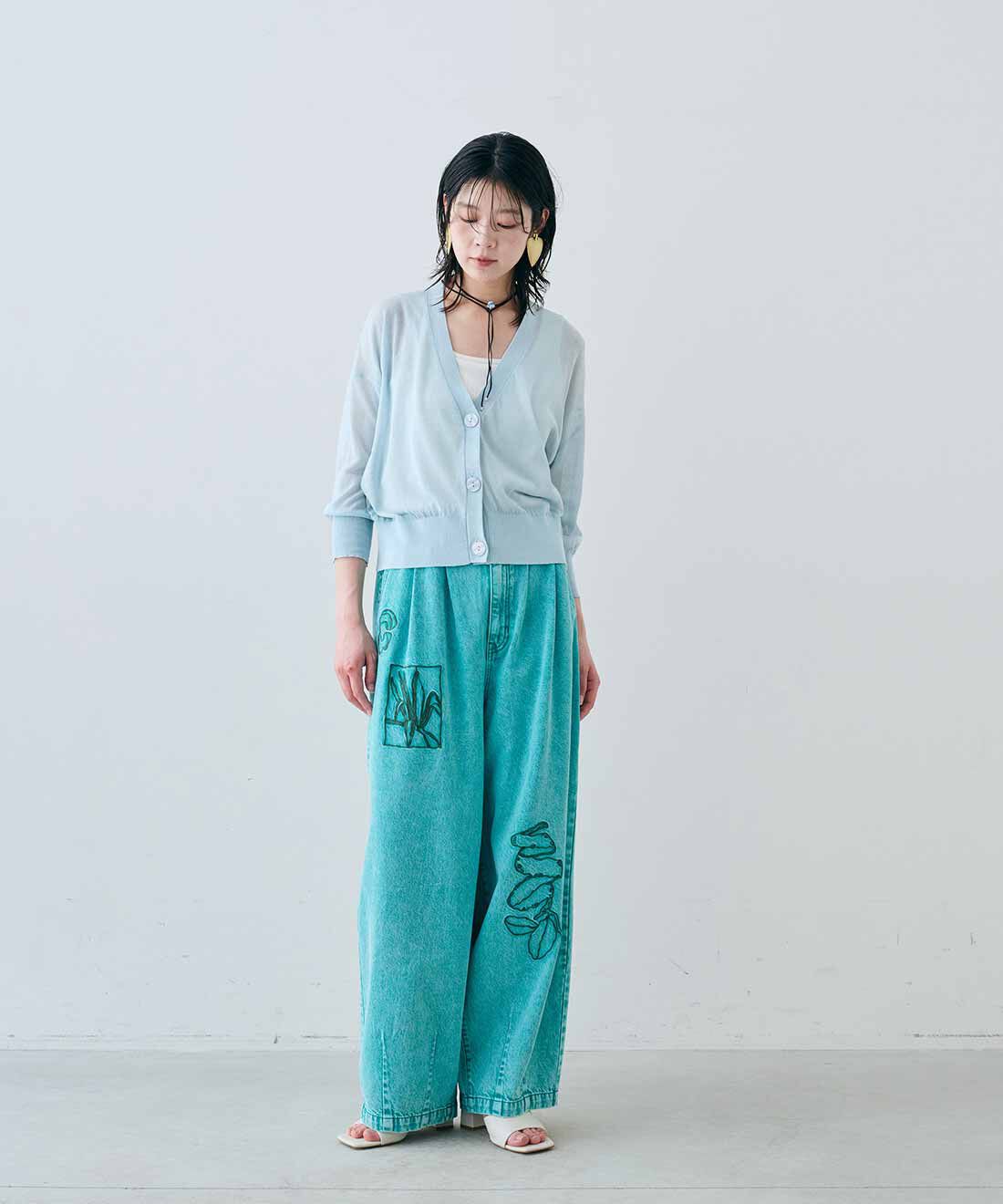 MEDE19F|アート刺繍をほどこした ワイドパンツ〈グリーンケミカル〉とヴィンテージビーズロングチョーカーとヴィンテージトライアングルイヤリングと麻混シアーカーディガンのコーディネート