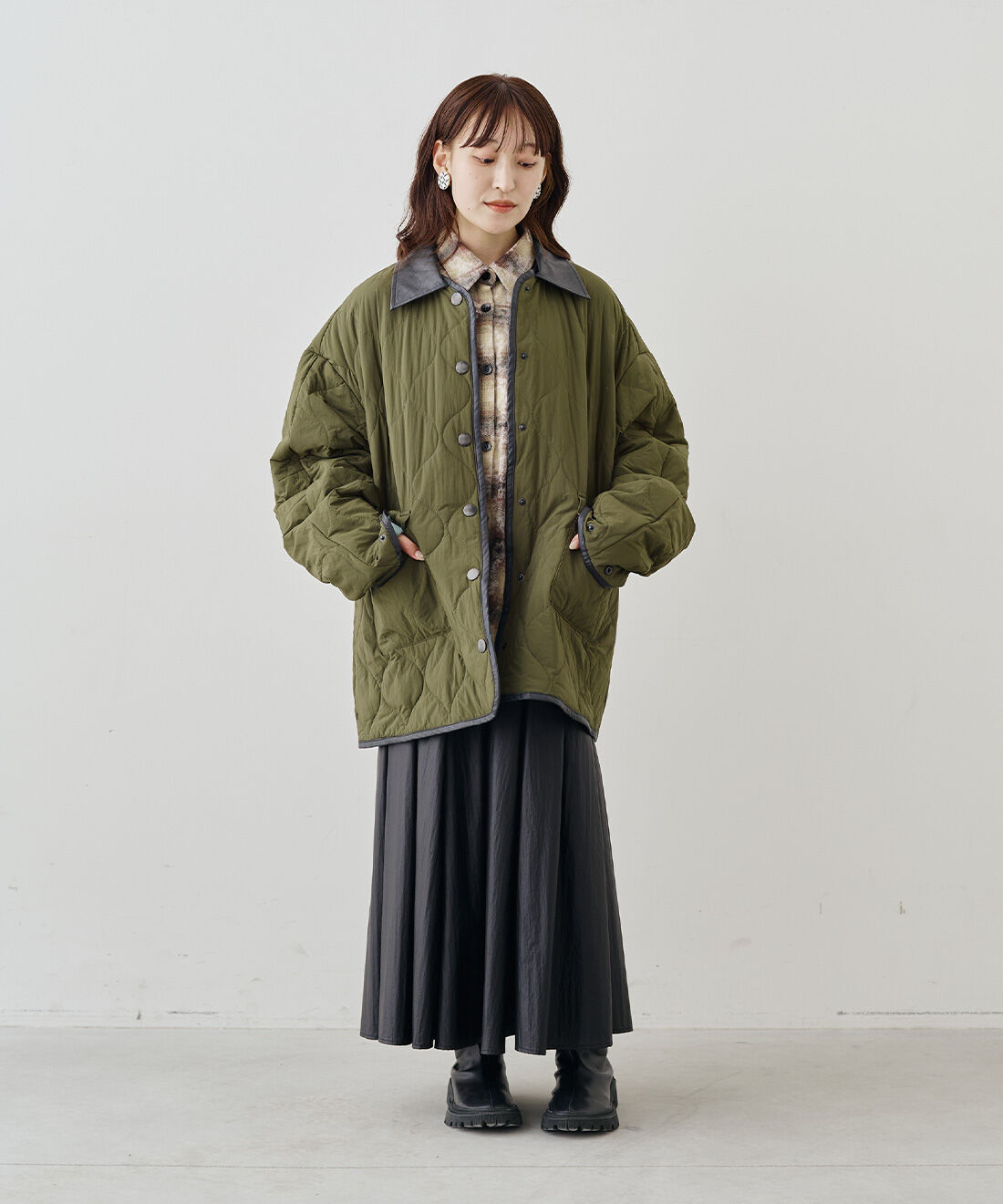 MEDE19F|ヘイジーチェックシャツ〈ブラウン〉とコーティング素材 ギャザースカートのコーディネート