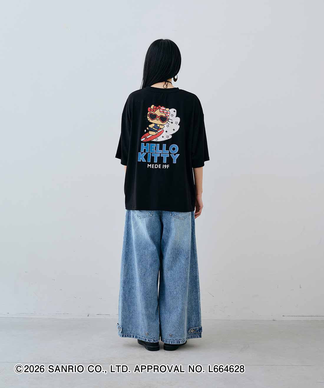 MEDE19F|HELLO KITTY トコナツを感じる プリントTシャツ〈ブラック〉とレスウォーターの麻混タックワイドデニムパンツのコーディネート|163cm　size：M