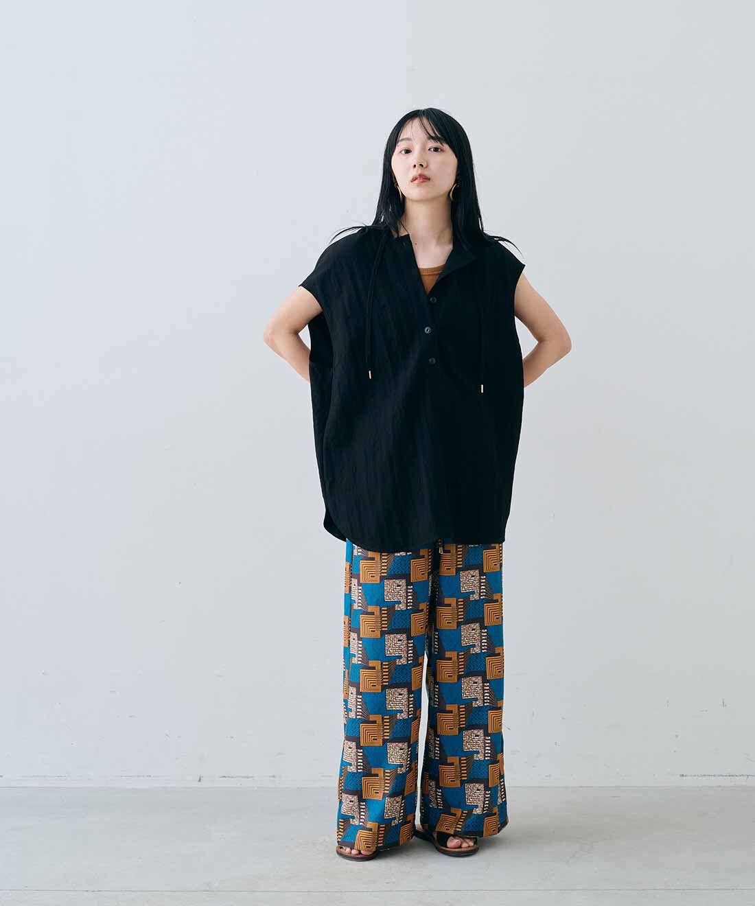 MEDE19F|MEDE19F　アフリカンプリント柄パンツ〈ブルーグリーン〉|モデル身長：163cm　着用サイズ：M