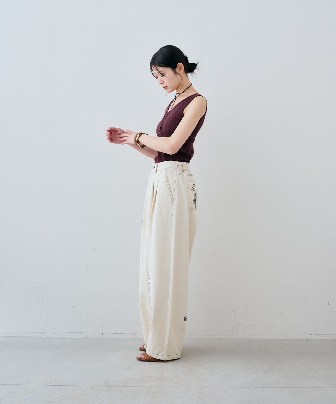 MEDE19F|アート刺繍をほどこした ワイドパンツ〈生成り〉のコーディネート|163cm　size：M
