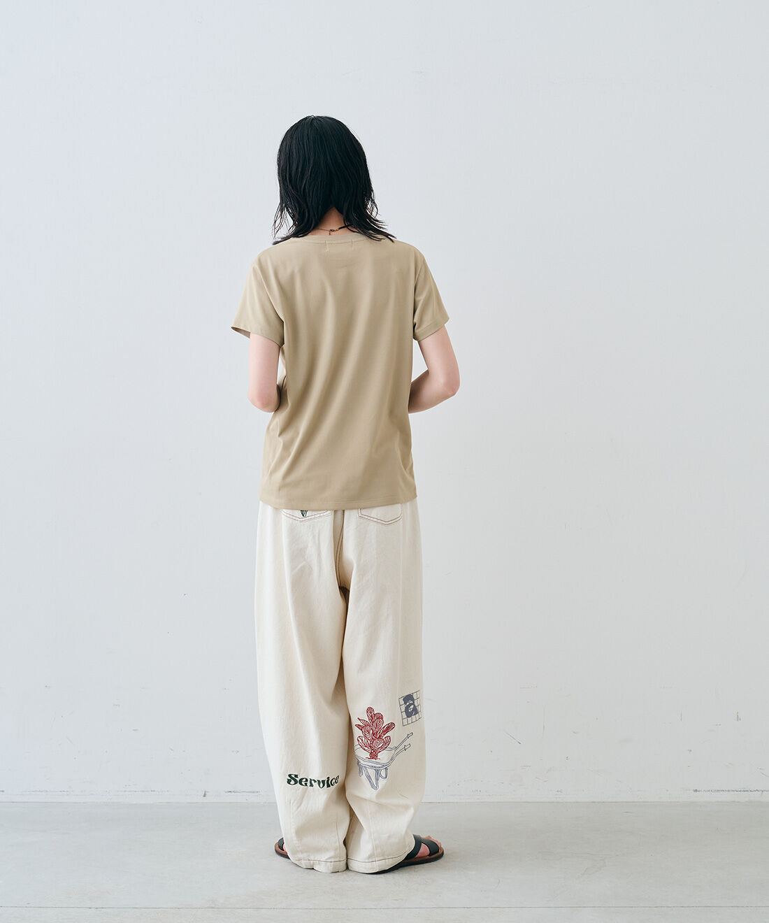 フェリシモファッションニュース|汗じみ軽減＆接触冷感 大人感こなれTシャツと汗じみ軽減＆接触冷感 大人感こなれTシャツとアート刺繍をほどこした ワイドパンツ〈生成り〉とヴィンテージハートモチーフベルベットリボンチョーカーのコーディネート