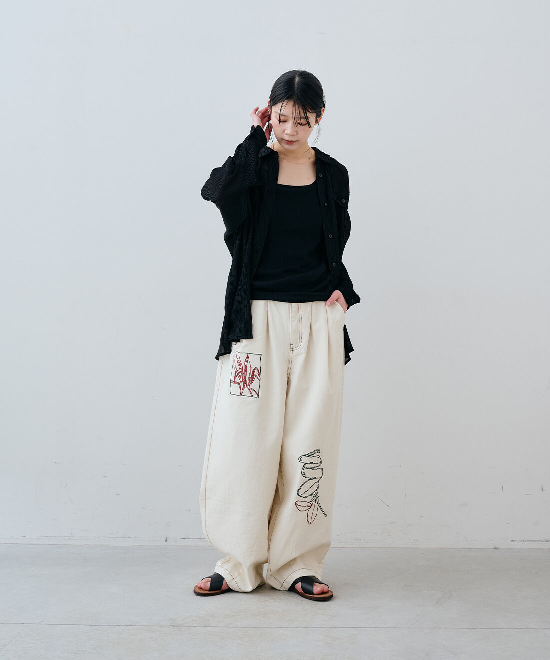 フェリシモファッションニュース|シアーウエスタンシャツ〈ブラック〉とアート刺繍をほどこした ワイドパンツ〈生成り〉のコーディネート|163cm　size：M