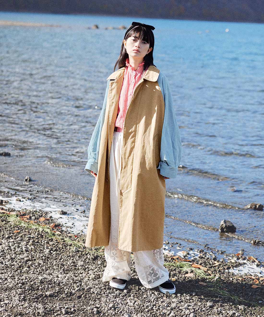 MEDE19F|デニムスリーブ バルマカーンコート〈ベージュ〉と刺繍遣いパッチワーク レースパンツ〈アイボリー〉のコーディネート