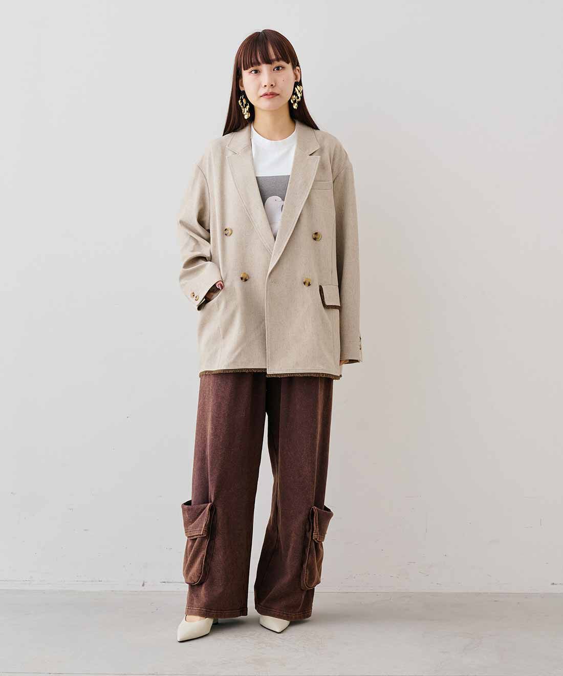 MEDE19F|フリンジ遣いのリラックス ダブルジャケット〈グレージュ〉とスウェット カーゴパンツ〈フェードブラウン〉のコーディネート
