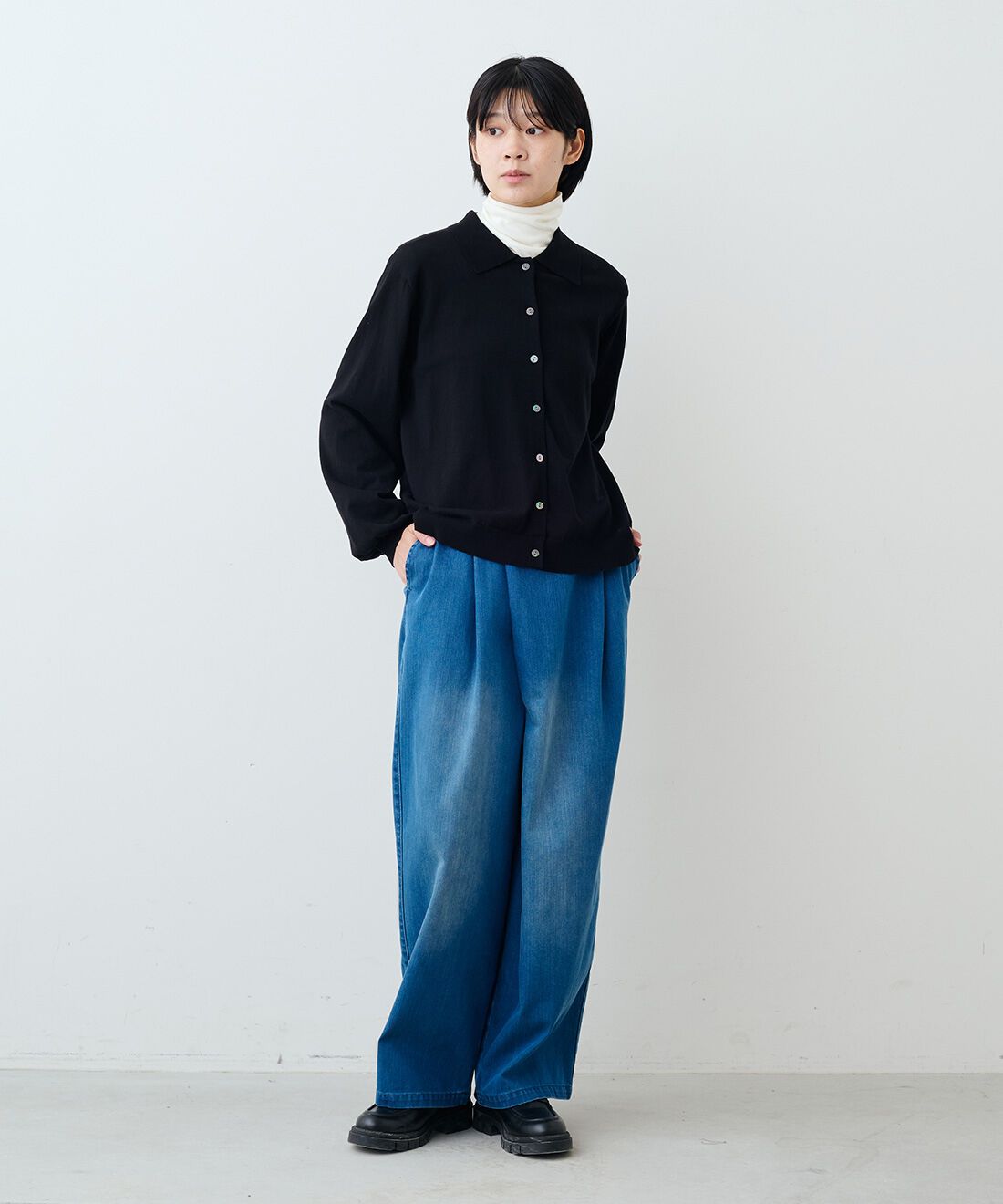 THREE FIFTY STANDARD|コットン100％ポロカラー カーディガン〈ブラック〉とラップ デニム ワイドパンツのコーディネート|モデル身長：163cm 着用サイズ：M