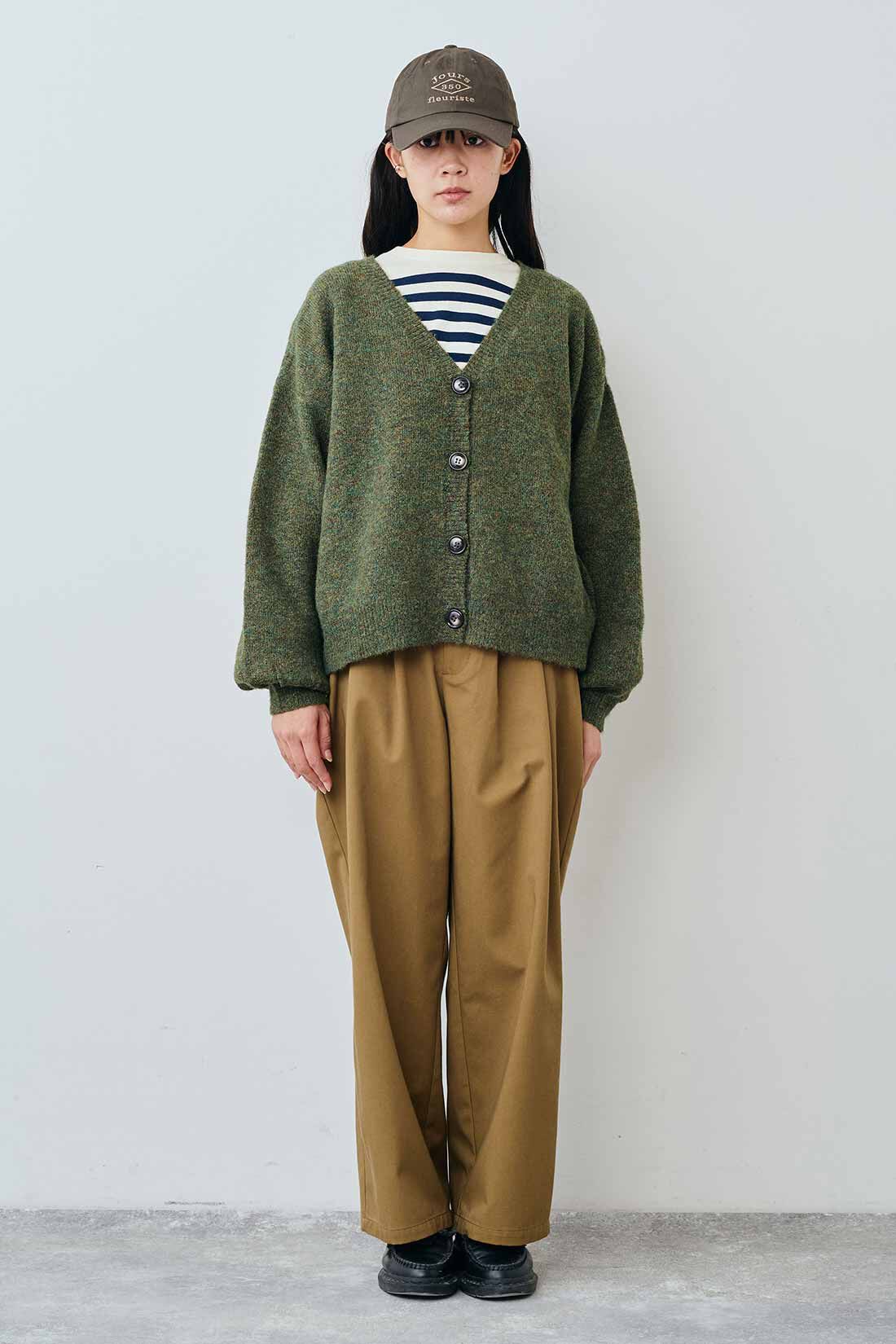THREE FIFTY STANDARD|ウール混 Vネックカーディガン〈モスグリーン〉とカジュアルすぎないチノパンツ〈キャメル〉と刺しゅう スーベニアキャップ〈チャコールブラウン〉のコーディネート
