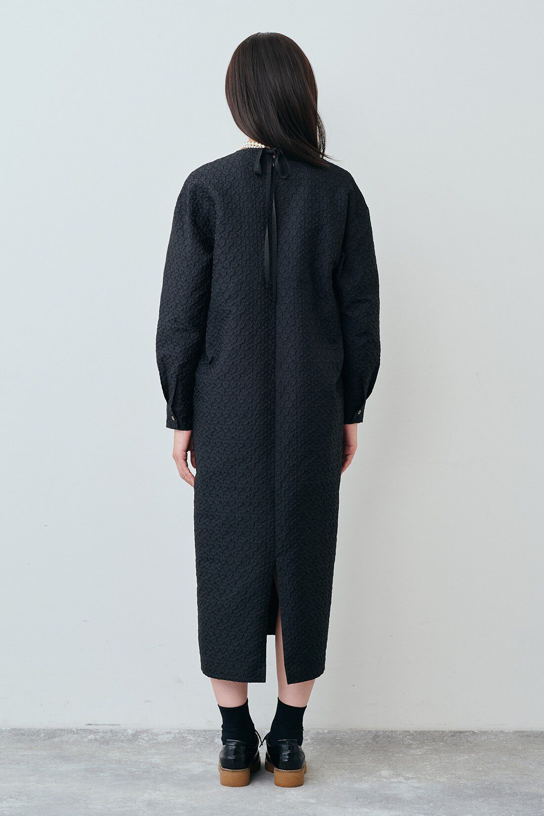 THREE FIFTY STANDARD|小谷実由さんコラボ ジャカード 花柄ワンピース〈ブラック〉と桜の木のウッドパールネックレス　ＴＦＳのコーディネート