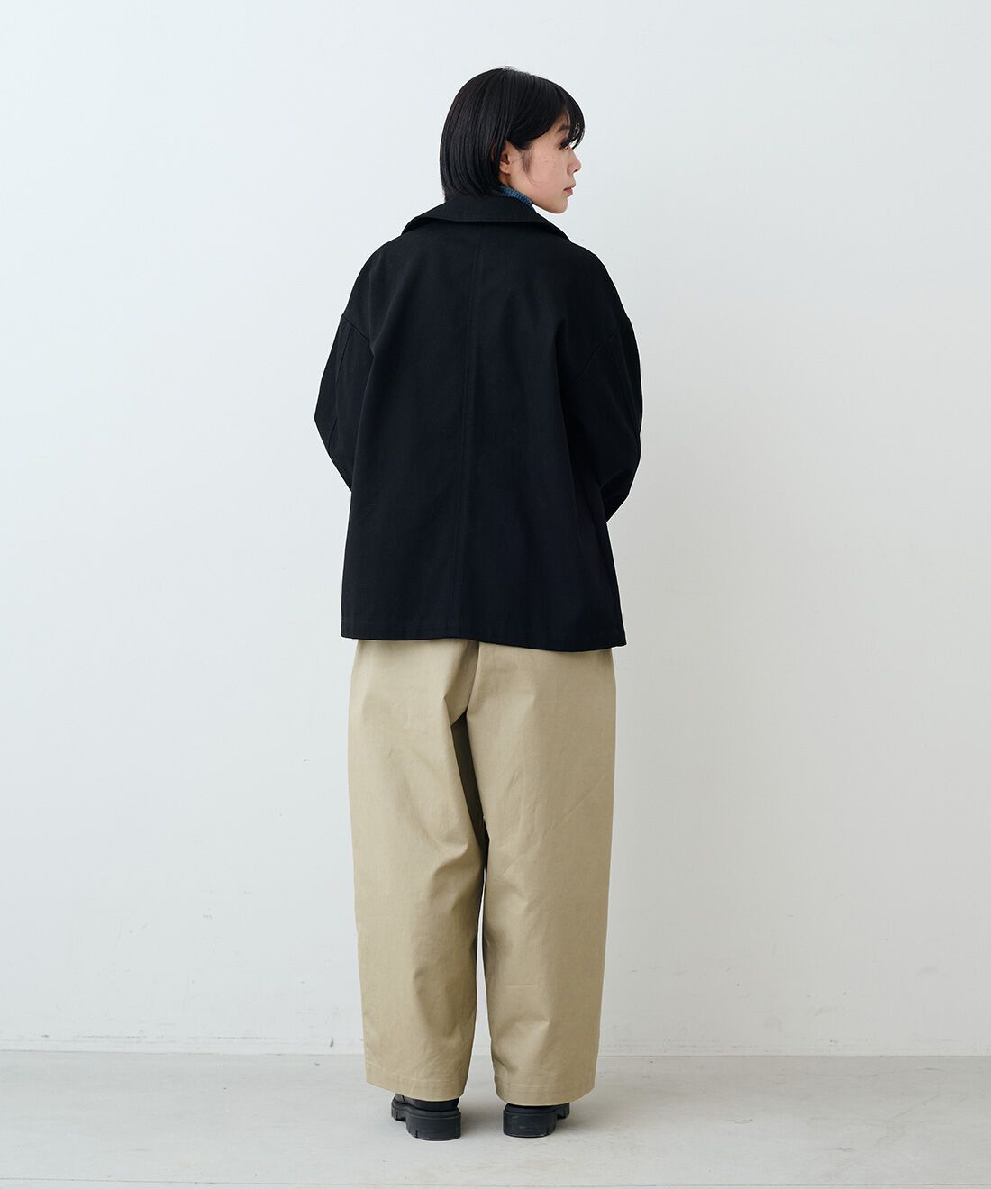 THREE FIFTY STANDARD|コットンツイルのダブルコート〈ブラック〉と綿麻タック イージーパンツ〈カーキベージュ〉と貝パールのバロック風ネックレス　のコーディネート|モデル身長：163cm 着用サイズ：M