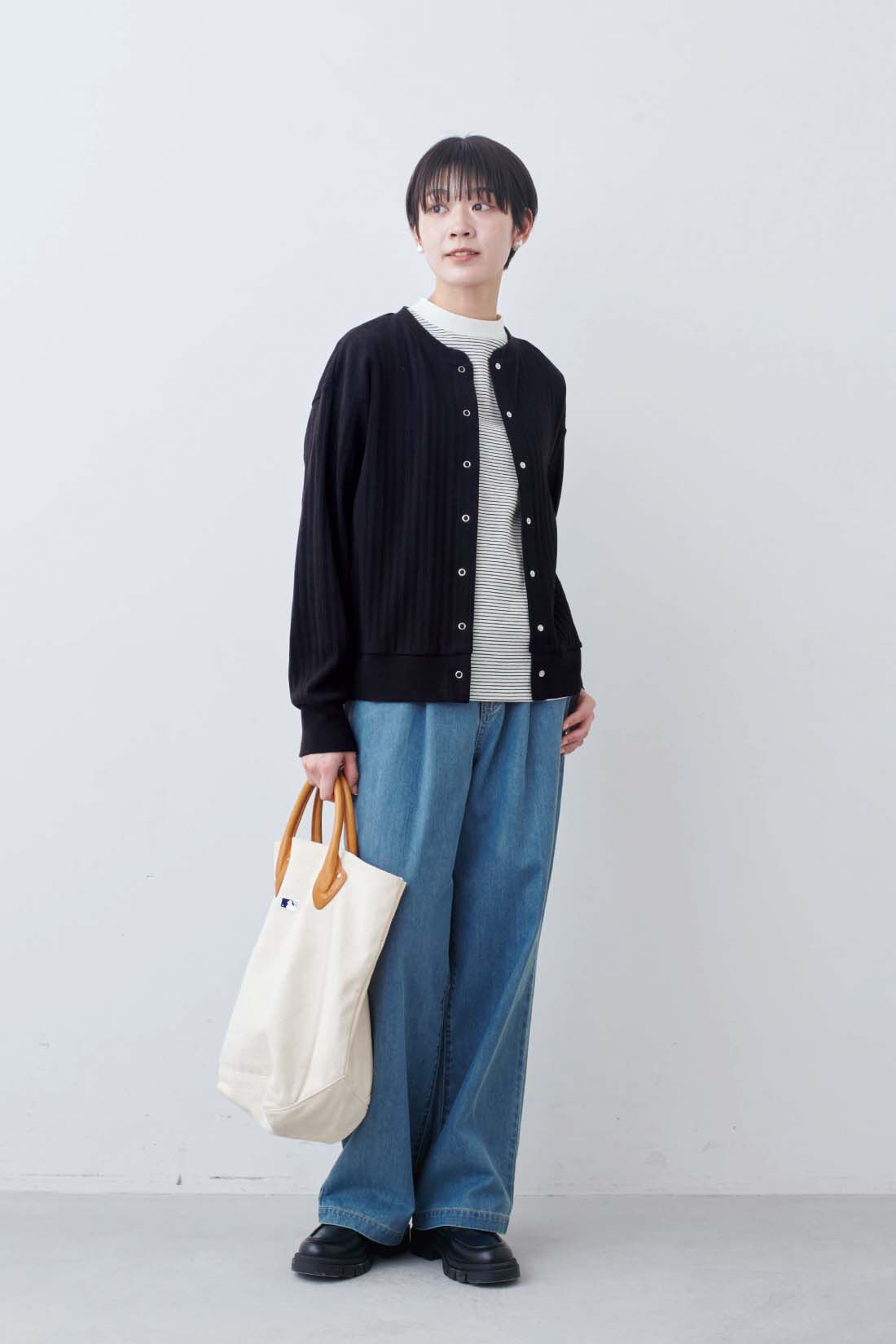 THREE FIFTY STANDARD|針抜きテレコのカットソーアンサンブル〈ブラック〉とこだわりボーダーTシャツの会とライトデニムのタックワイドパンツのコーディネート