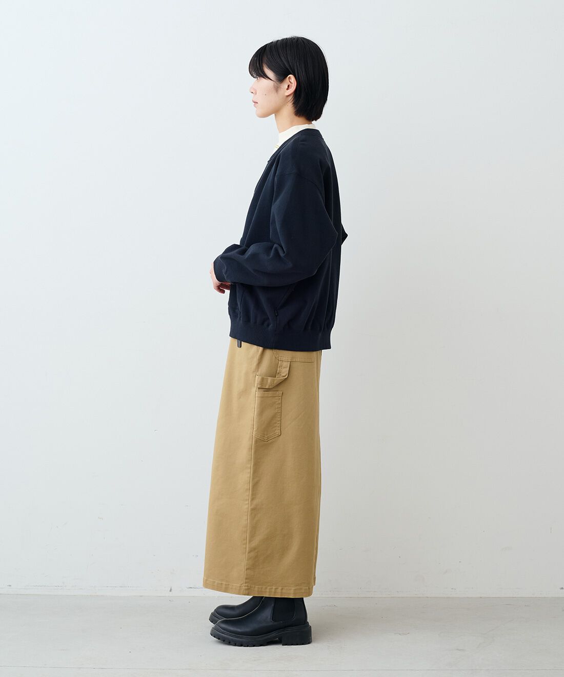 THREE FIFTY STANDARD|ジップアップ スウェット ジャケット〈ネイビー〉とカツラギ ペインタースカート〈カーキベージュ〉のコーディネート|モデル身長：163cm 着用サイズ：M