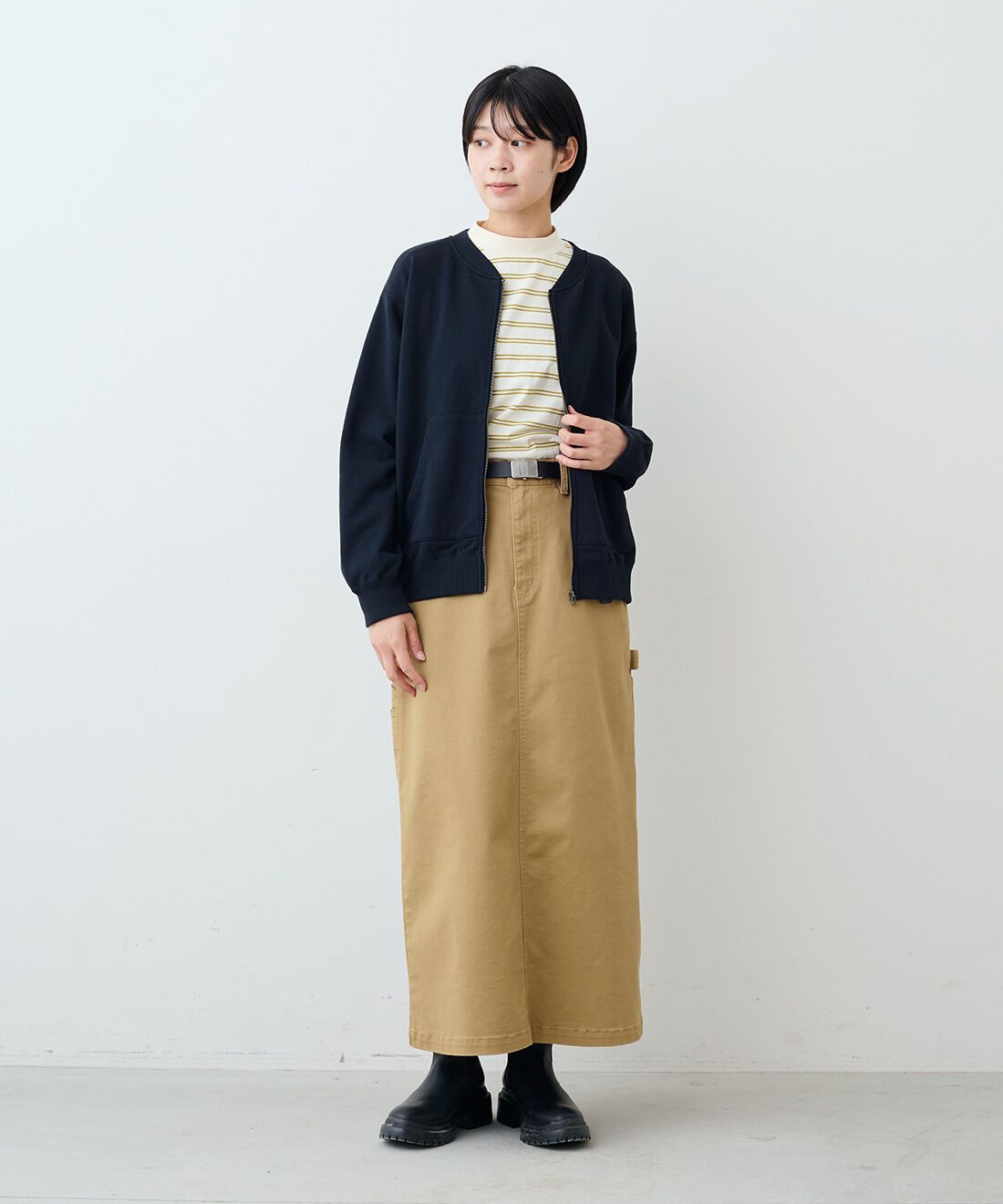 THREE FIFTY STANDARD|ジップアップ スウェット ジャケット〈ネイビー〉とカツラギ ペインタースカート〈カーキベージュ〉のコーディネート|モデル身長：163cm 着用サイズ：M