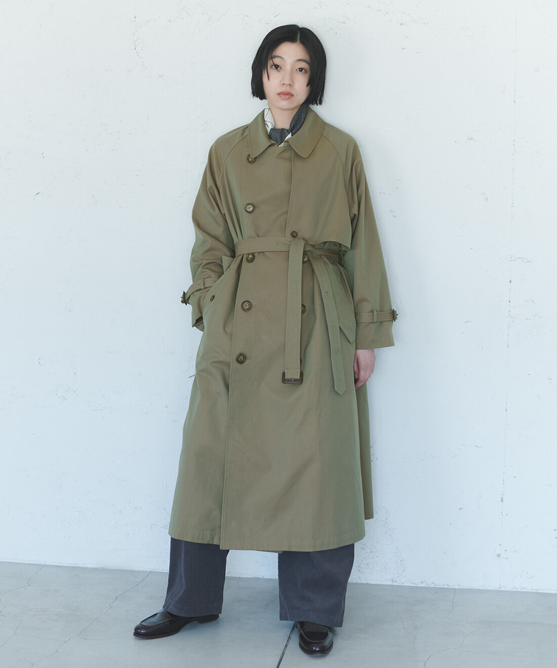 THREE FIFTY STANDARD|小谷実由さんと作った玉虫色のトレンチコート〈カーキグリーン〉と小谷実由さんと作ったコーデュロイ ワイドパンツ〈チャコールグレー〉のコーディネート