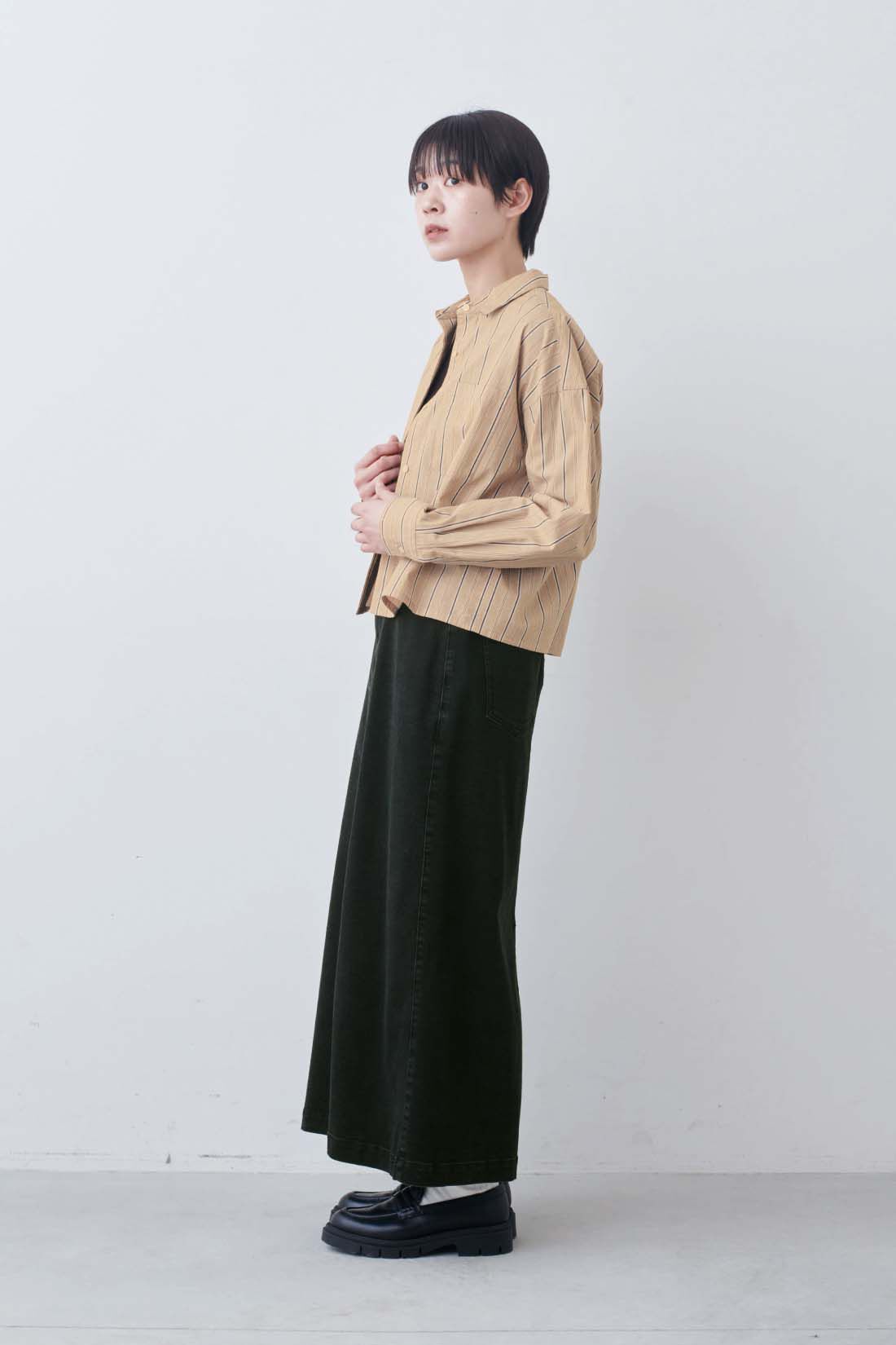 THREE FIFTY STANDARD|クロップド丈のストライプシャツ〈シナモンベージュ〉とシックなウォッシュドブラックデニムのスカートのコーディネート