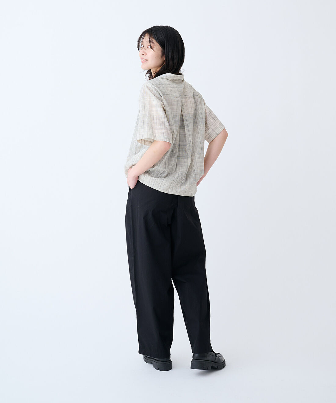 THREE FIFTY STANDARD|接触冷感生地 タックテーパードパンツ〈ブラック〉のコーディネート