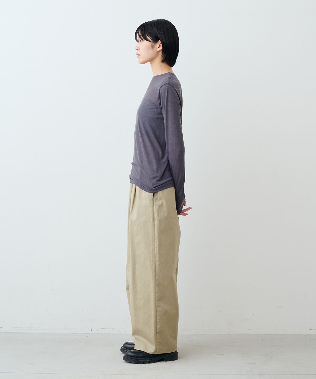 THREE FIFTY STANDARD|綿麻タック イージーパンツ〈カーキベージュ〉のコーディネート|モデル身長：163cm 着用サイズ：M