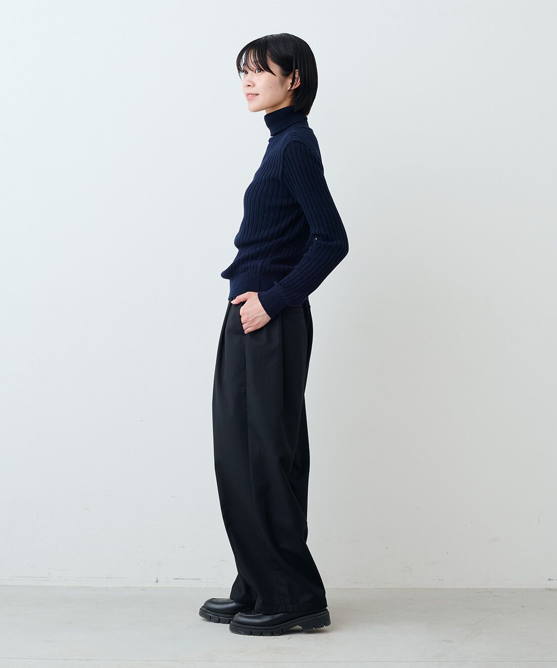 THREE FIFTY STANDARD|タック テーパードパンツ〈ブラック〉のコーディネート|モデル身長：163cm 着用サイズ：M