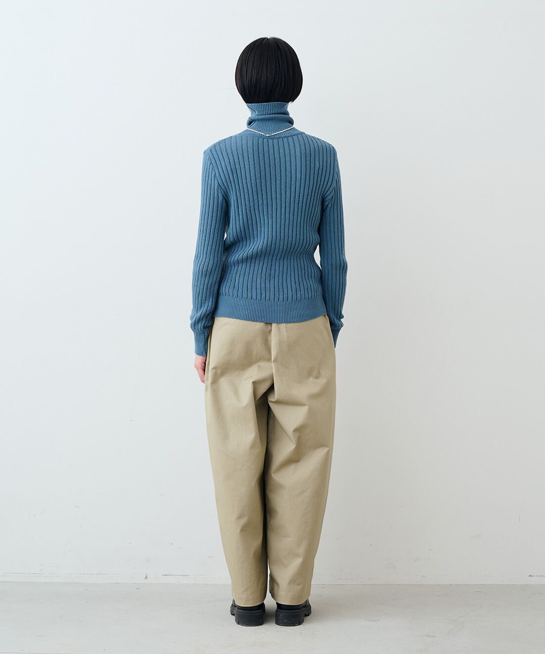 THREE FIFTY STANDARD|綿麻タック イージーパンツ〈カーキベージュ〉と貝パールのバロック風ネックレス　のコーディネート|モデル身長：163cm 着用サイズ：M