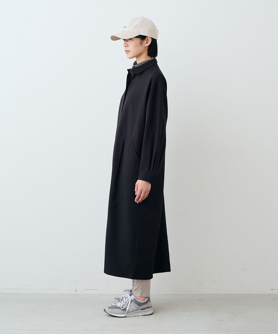 THREE FIFTY STANDARD|ボックスシルエットの比翼ワンピース〈ブラック〉とやさしい肌ざわりシルク混 レギンスのコーディネート|モデル身長：163cm 着用サイズ：M
