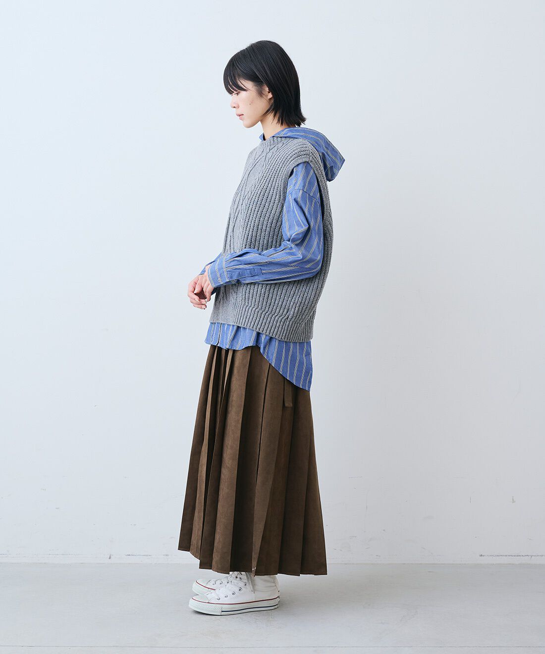 THREE FIFTY STANDARD|金子敦子さんと作った日本製リサイクル ニット ベスト〈杢グレー〉　とストライプ フーディーシャツ〈ブルー〉とスウェード調プリーツ スカート〈ブラウン〉のコーディネート