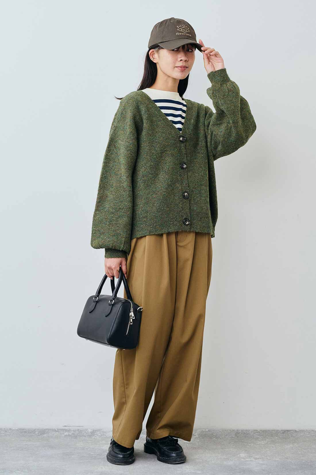 THREE FIFTY STANDARD|ウール混 Vネックカーディガン〈モスグリーン〉とカジュアルすぎないチノパンツ〈キャメル〉と刺しゅう スーベニアキャップ〈チャコールブラウン〉のコーディネート